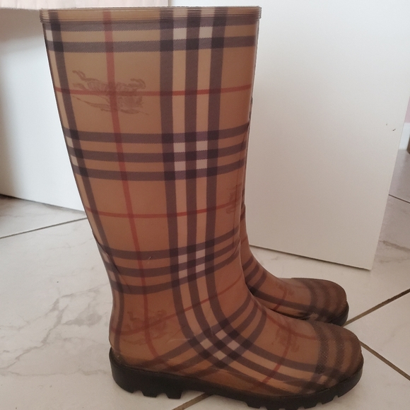 Authentic Burberry rain boots like new - Picture 1 of 2